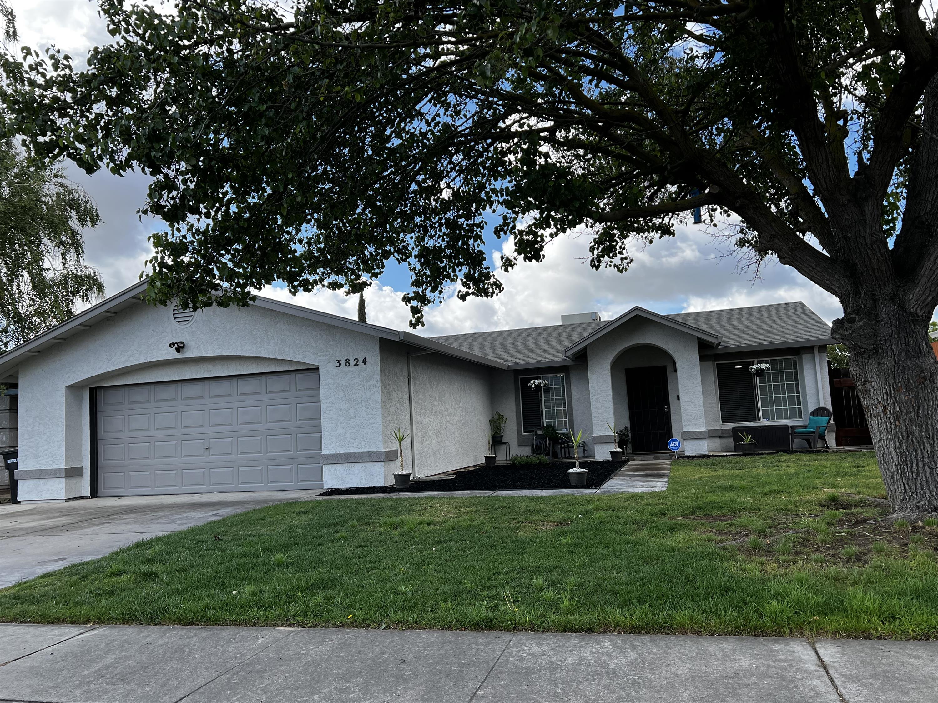 3824 Hollywood Drive